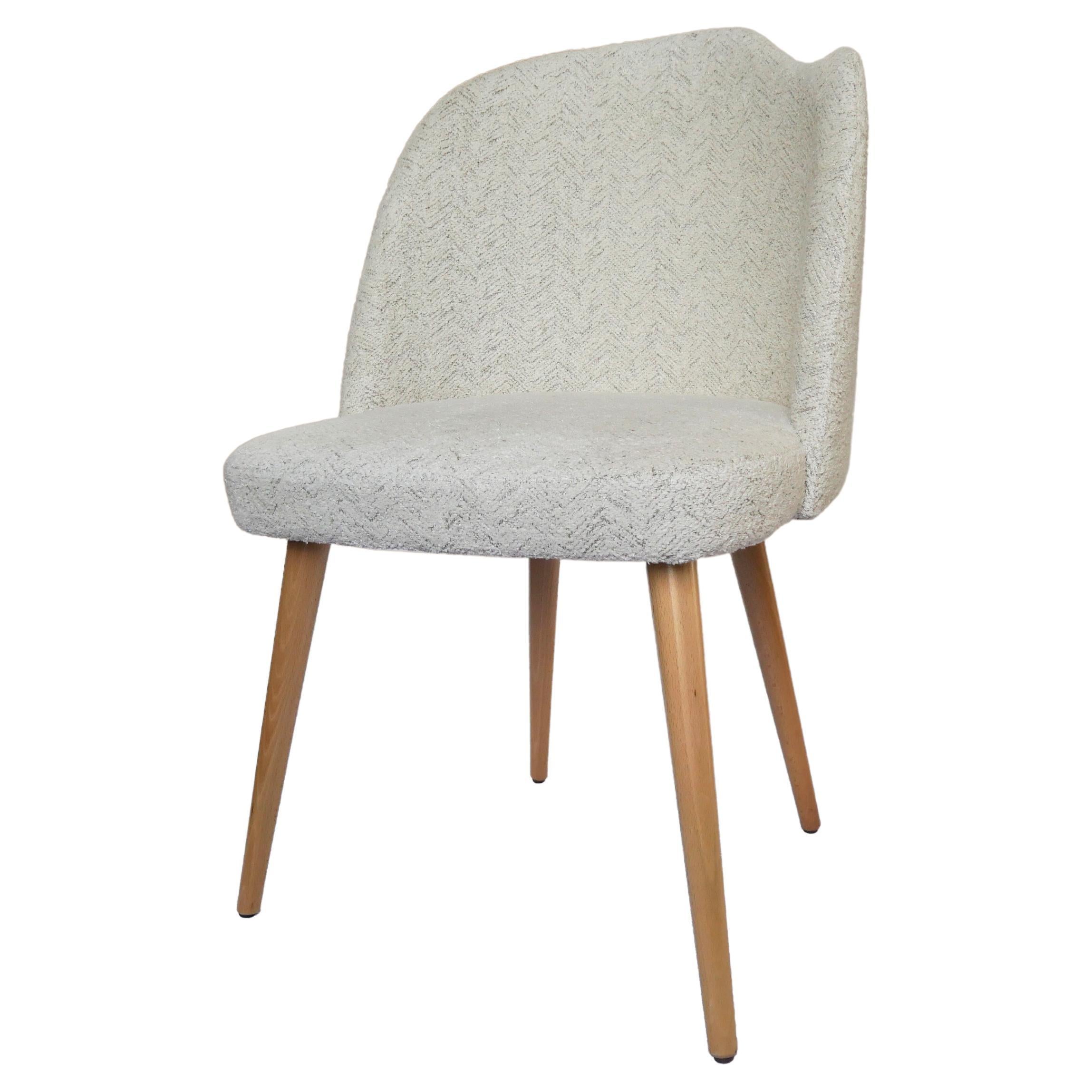 Chaise de salle à manger contemporaine à pieds en tissu et bois du designer Sergio Prieto Dovain Studi
