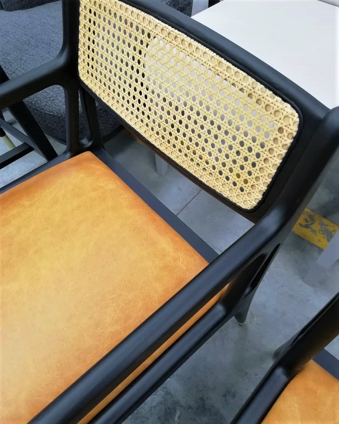 Européen Chaise de salle à manger contemporaine avec dossier en rotin naturel en vente