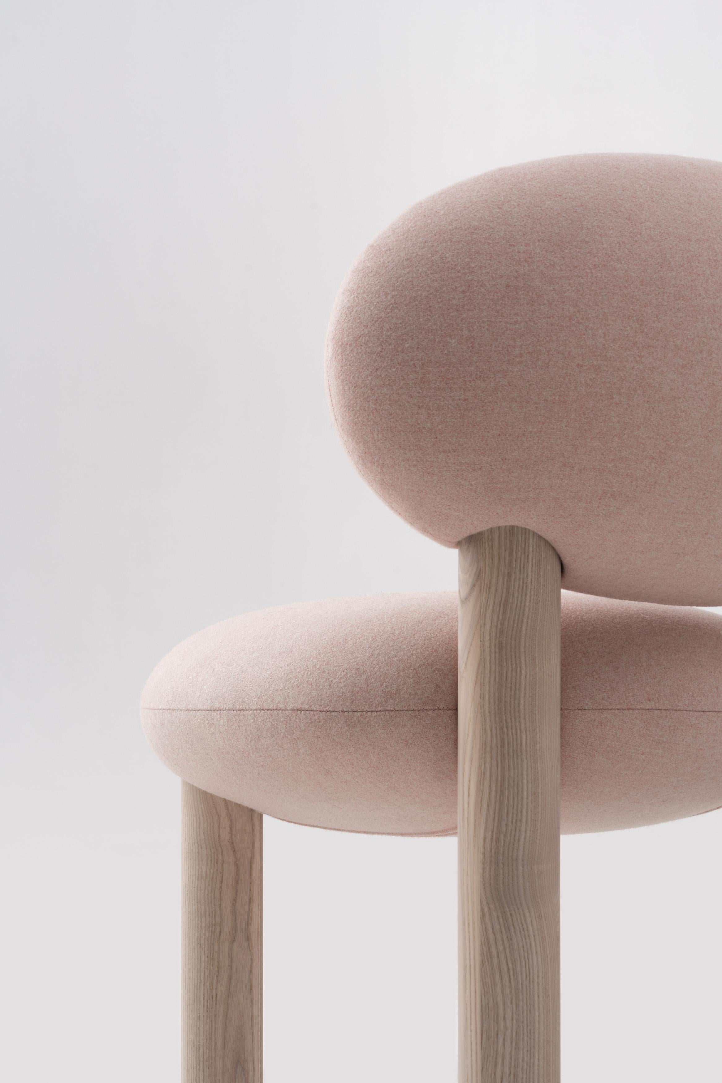 Ucraino Sedia da pranzo contemporanea 'Flock CS2' di NOOM, tessuto rosa lana in vendita