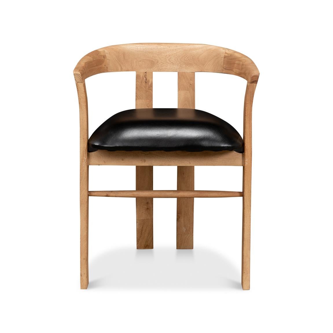 Der aus massivem Hartholz gefertigte Stuhl besticht durch seine natürliche Holzoberfläche, die sein stilvolles Design unterstreicht. Das mit hochwertigem, genarbtem Leder gepolsterte Sitzpad sorgt für einen luxuriösen und komfortablen Touch.

Die