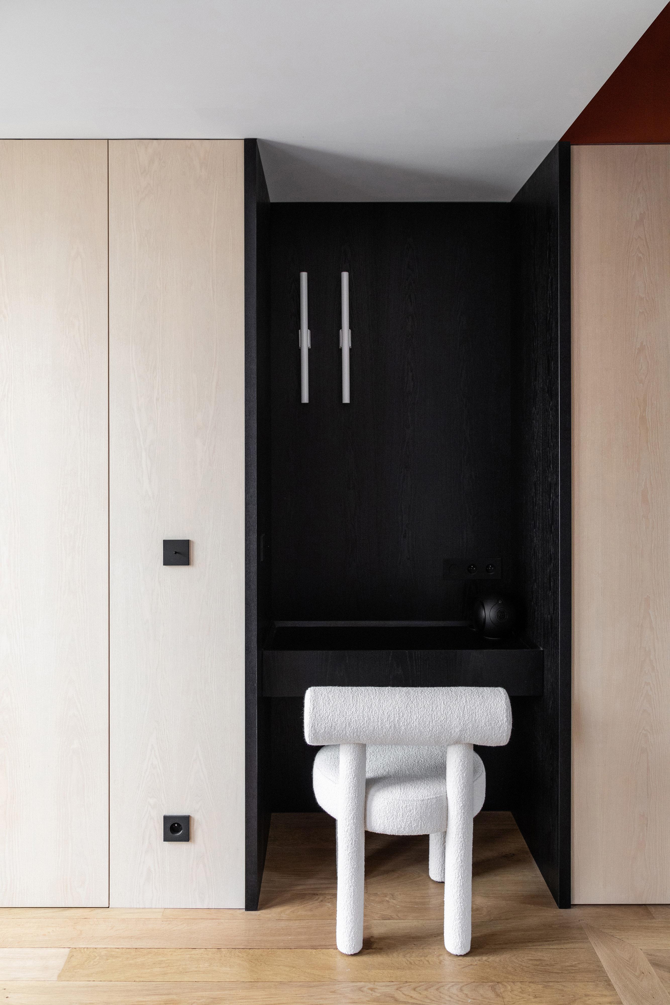 Contemporary Esszimmerstuhl 'Gropius CS1' von NOOM, Barnum Weiß Bouclé (Organische Moderne) im Angebot