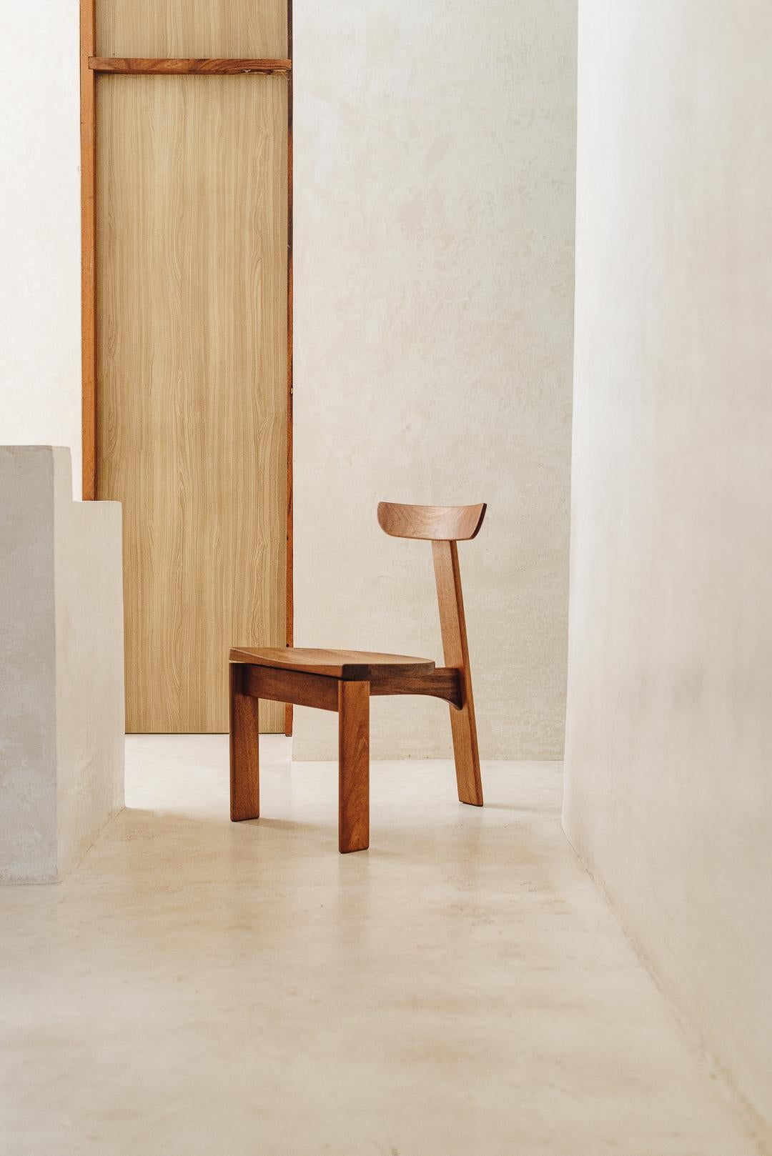 Der Lumi-Stuhl ist ein sehr praktisches Möbelstück, das eine robuste, aber dennoch zarte Struktur aufweist. Der Sitz liegt leicht über dem Bodenniveau. Die Rückenlehne des Stuhls ist breit und bequem. Seine Details sind aus jedem Blickwinkel zu