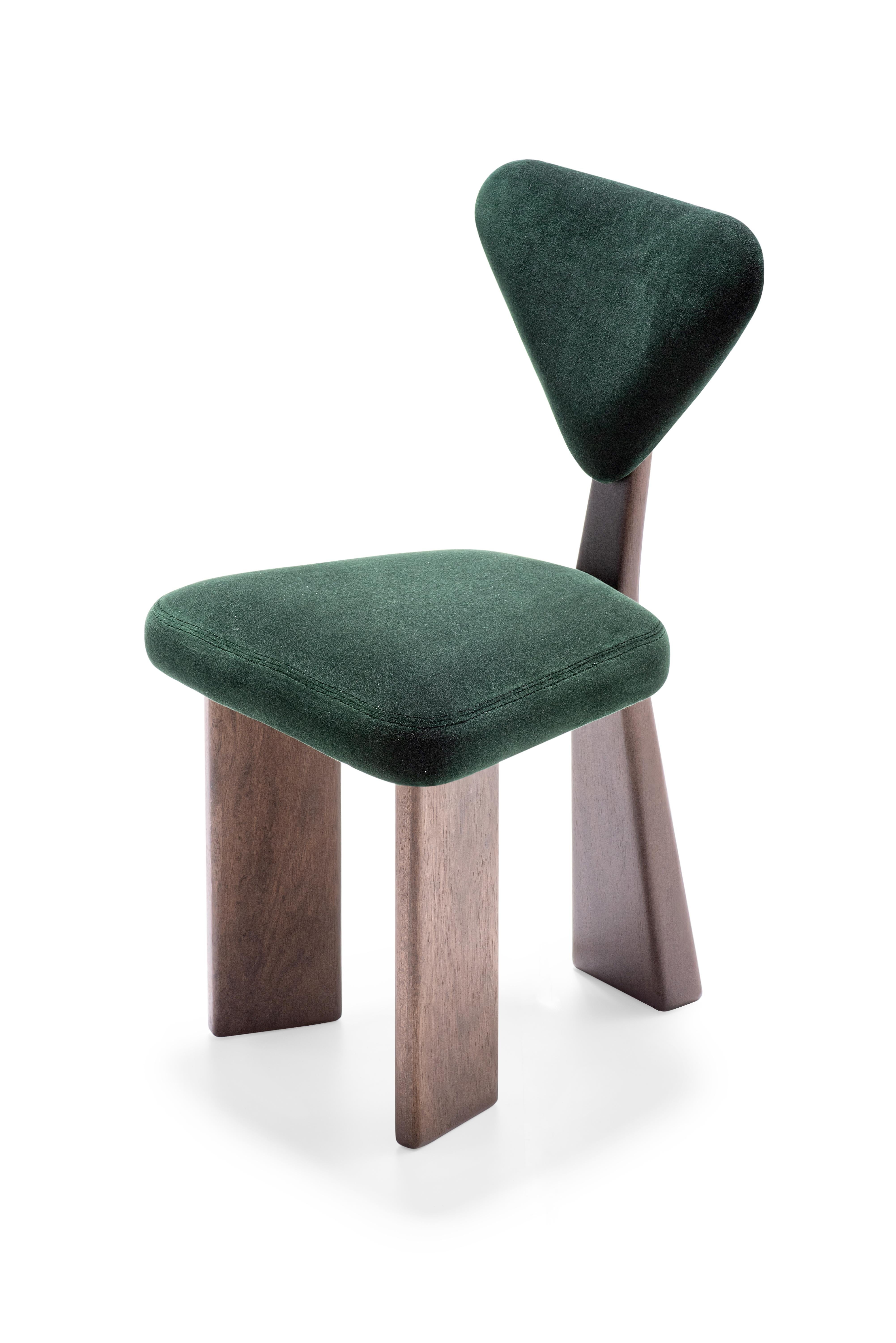 The Giraffe dining chair was designed with soft curves and slender, but with volume, bringing comfort and elegance. The base structure was thought with three feet. The upholstered seat and backrest accompany the language of curves inspired by the