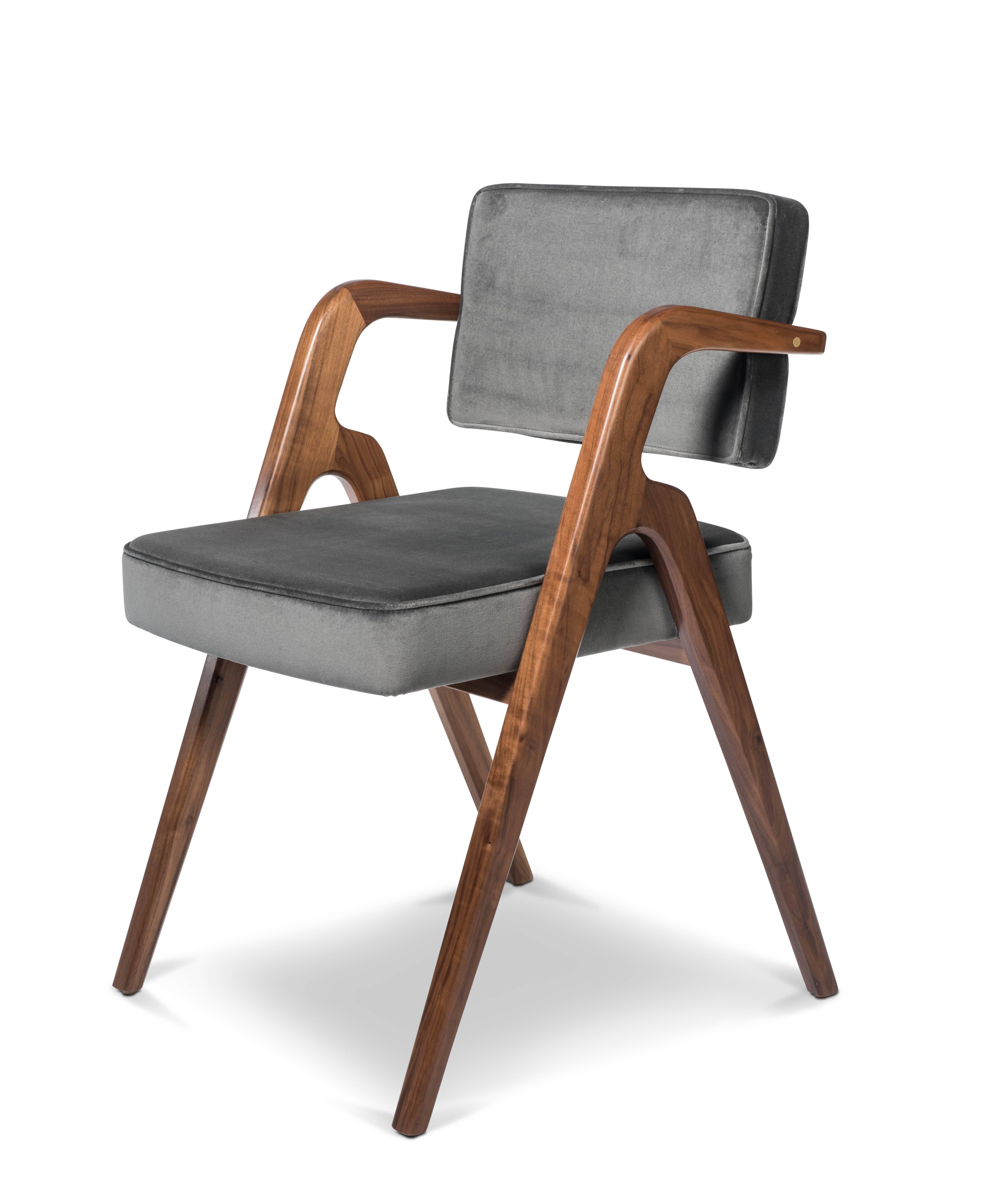 Dieser moderne Esszimmerstuhl mit eleganten Scherenbeinen und schwebender Rückenlehne ist von den mexikanischen Stühlen des spanischen Designers Eugenio Escudero aus der Mitte des Jahrhunderts inspiriert, die er in den 1950er Jahren für ein Projekt