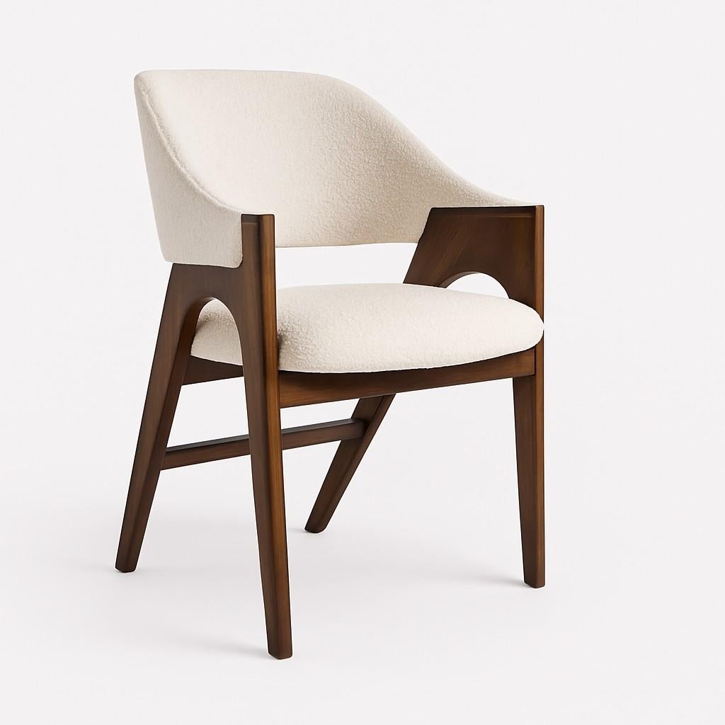 Un'elegante sedia da pranzo dal portamento scultoreo. Realizzato in legno massiccio con una calda finitura color noce, il suo schienale curvo e i dettagli dei braccioli con taglio offrono un raffinato gioco di forme e strutture. 
Questa sedia offre