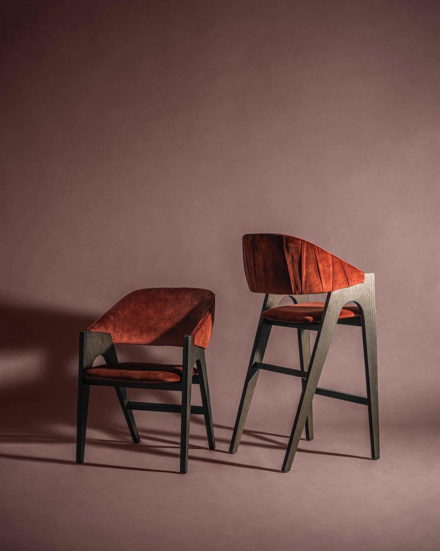 Europeo Sedia da pranzo contemporanea in bouclé di lana e struttura in pelle in finitura noce in vendita