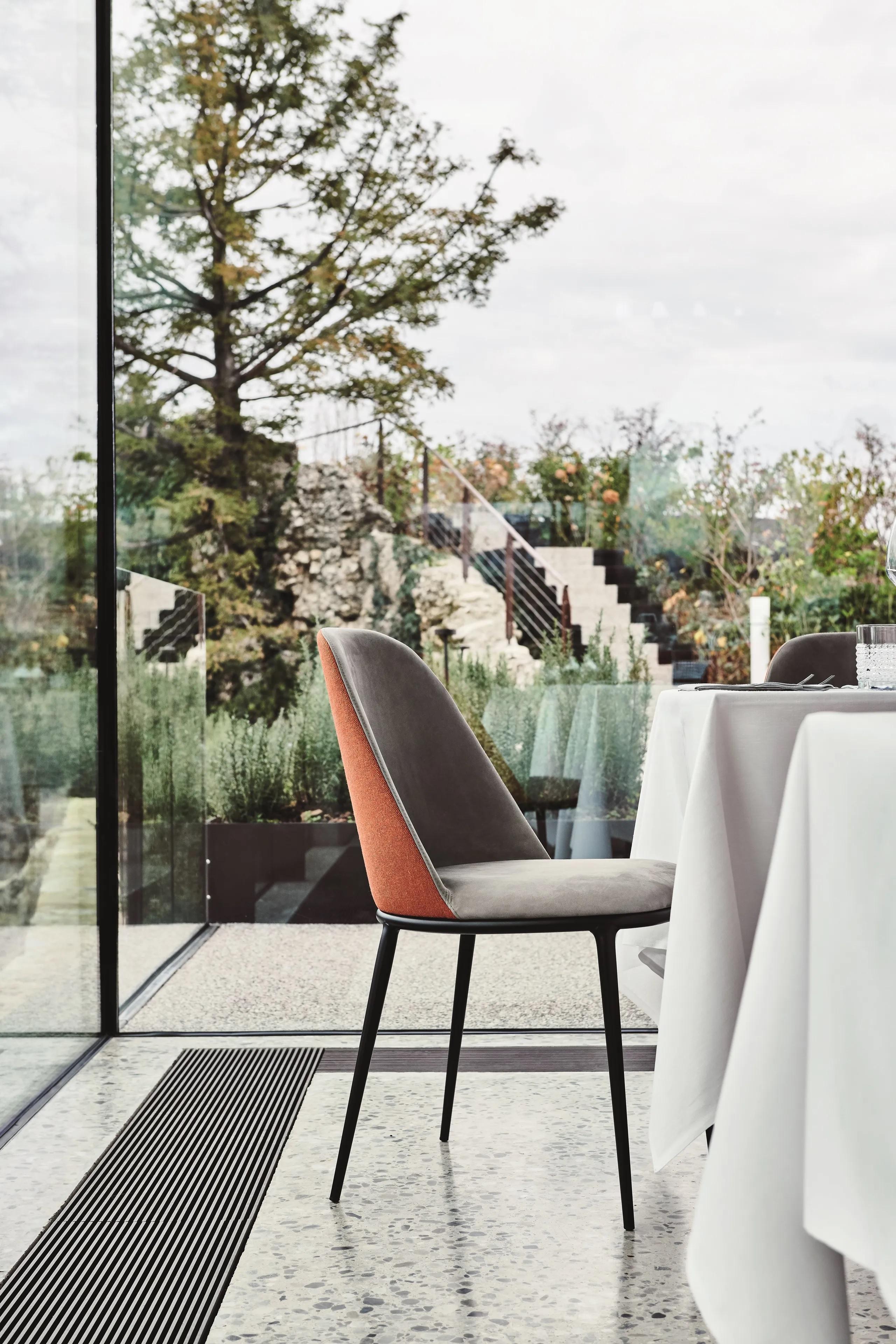 Die 2019 von Midj eingeführte Lea Seating Range verbindet zeitloses Design mit moderner Handwerkskunst. Der Lea M CU Chair ist von Saarinens legendärem Tulip Chair aus den 1950er Jahren inspiriert und zeichnet sich durch eine anmutig abgerundete