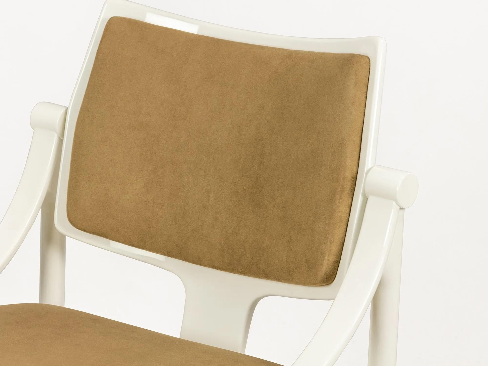 Contemporary Dining Chair Upholstered in Red Velvet  With Custom Lacquer Finish (Portugiesisch) im Angebot