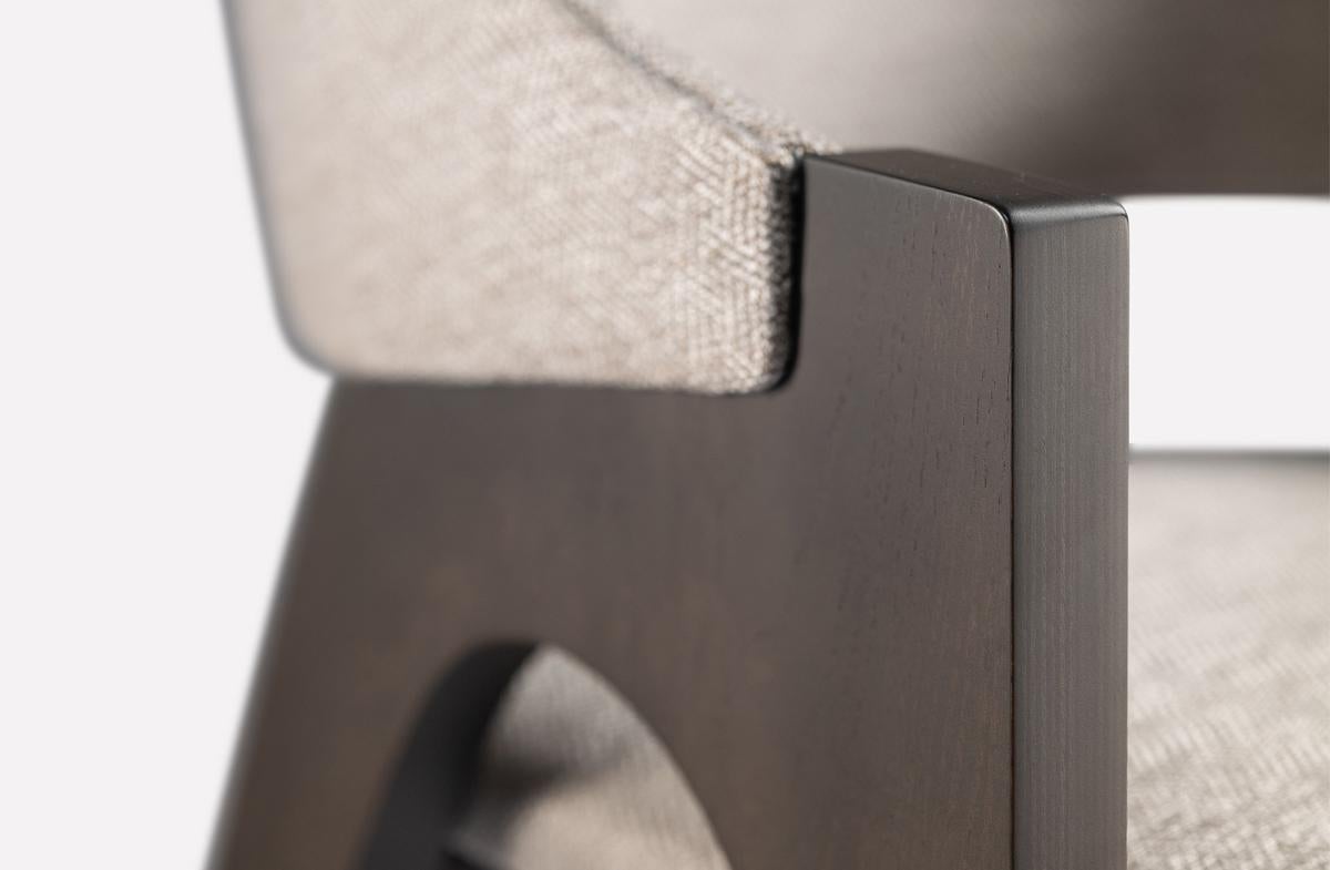 Sedia da pranzo contemporanea imbottita con struttura in bouclé di lana in finitura noce In condizioni Nuovo in vendita a NEW YORK, NY