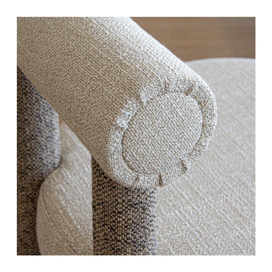 Dieser minimalistische Esszimmerstuhl ist ein Beispiel für moderne Raffinesse und Komfort. Das Design ist vollständig gepolstert und bietet einen nahtlosen, eleganten Look, der sich harmonisch in moderne Esszimmer einfügt. Die gerollte Rückenlehne