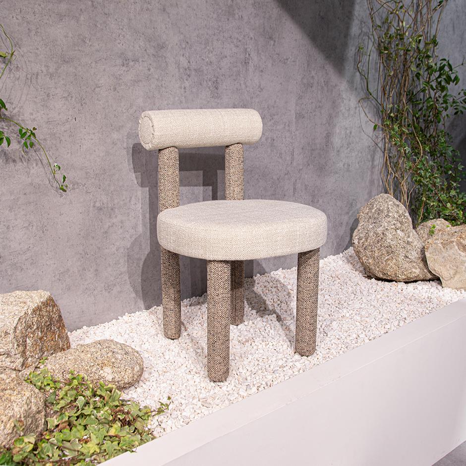 Contemporary Dining Chair mit minimalistischer Ästhetik, wasserabweisender Boucle'. (21. Jahrhundert und zeitgenössisch) im Angebot