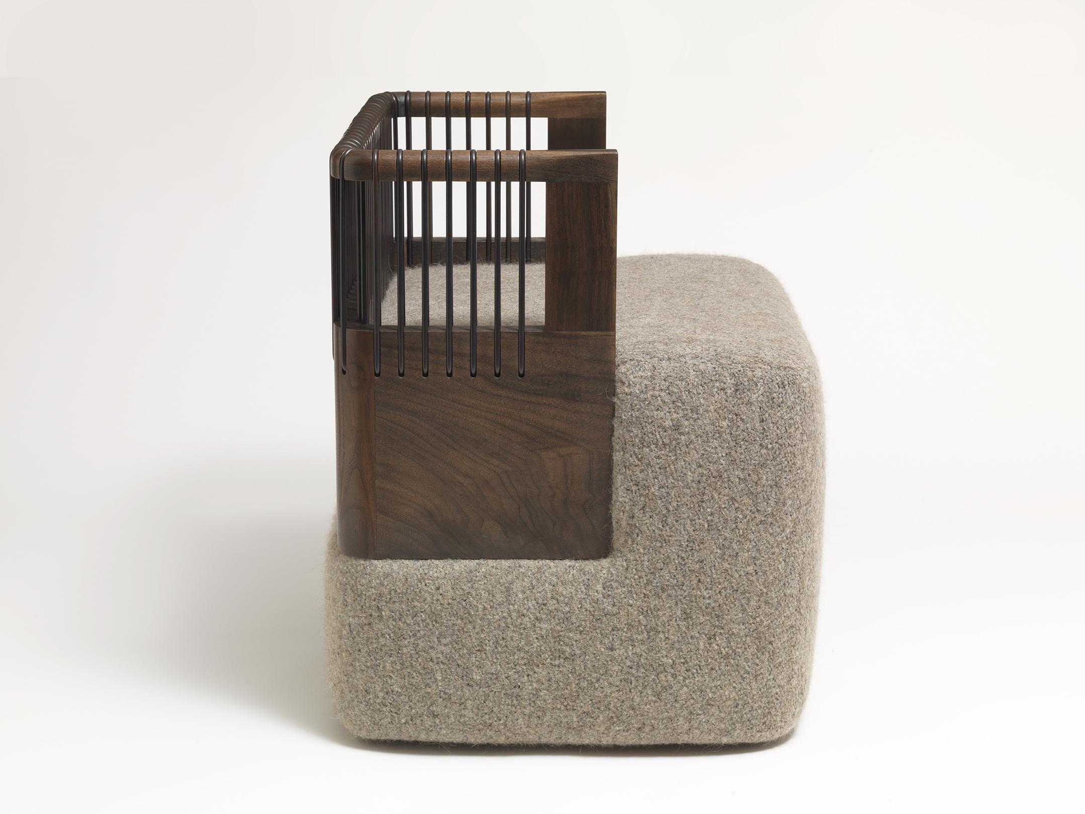 Moderne Chaise d'appoint contemporaine  Siège rembourré, détails en noyer et bronze  COM en vente