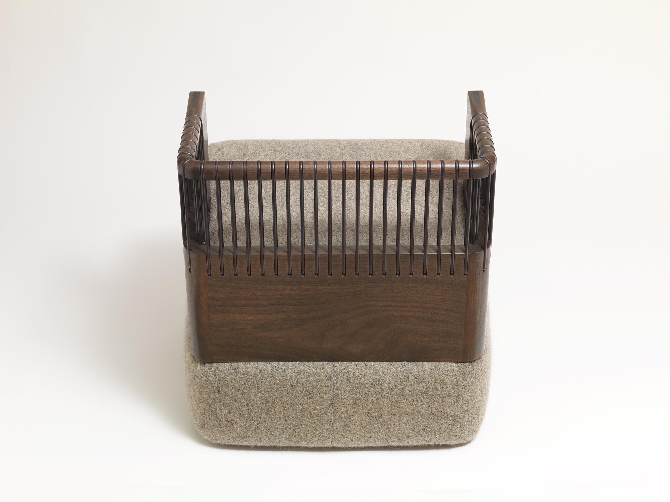 Chaise d'appoint contemporaine  Siège rembourré, détails en noyer et bronze  COM Neuf - En vente à Tuscon, AZ