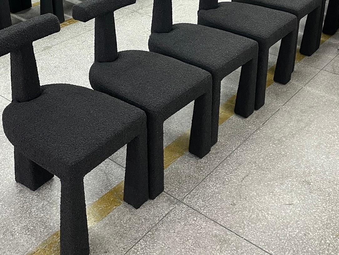 Fait main Chaises de salle à manger contemporaines au design minimaliste avec trois pieds - Lot de 8 en vente