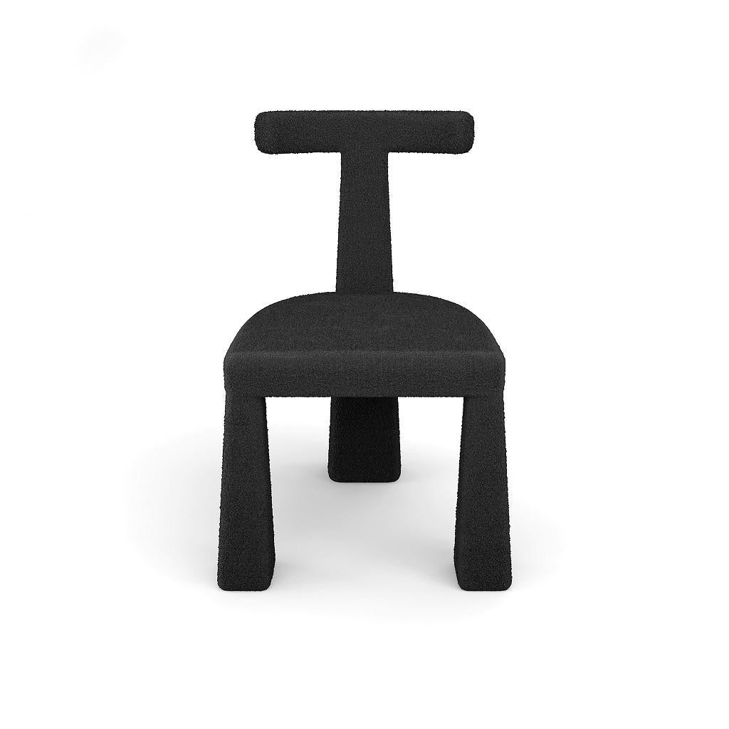 Cadre en bois massif présentant une silhouette élégante et angulaire.
La chaise est très stable et convient aux contrats et à l'hospitalité.
Les patins en plastique protègent les sols durs des rayures.
Matériaux illustrés : Boucle de Friset'