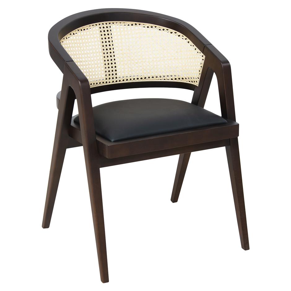 Chaise de salle à manger fabriquée à la main avec un design du milieu du siècle qui se distingue par sa silhouette moderne. 
Cadre de couleur 134.A3 teinté foncé avec dossier incurvé en rotin naturel, et faux cuir noir, les capuchons en acier