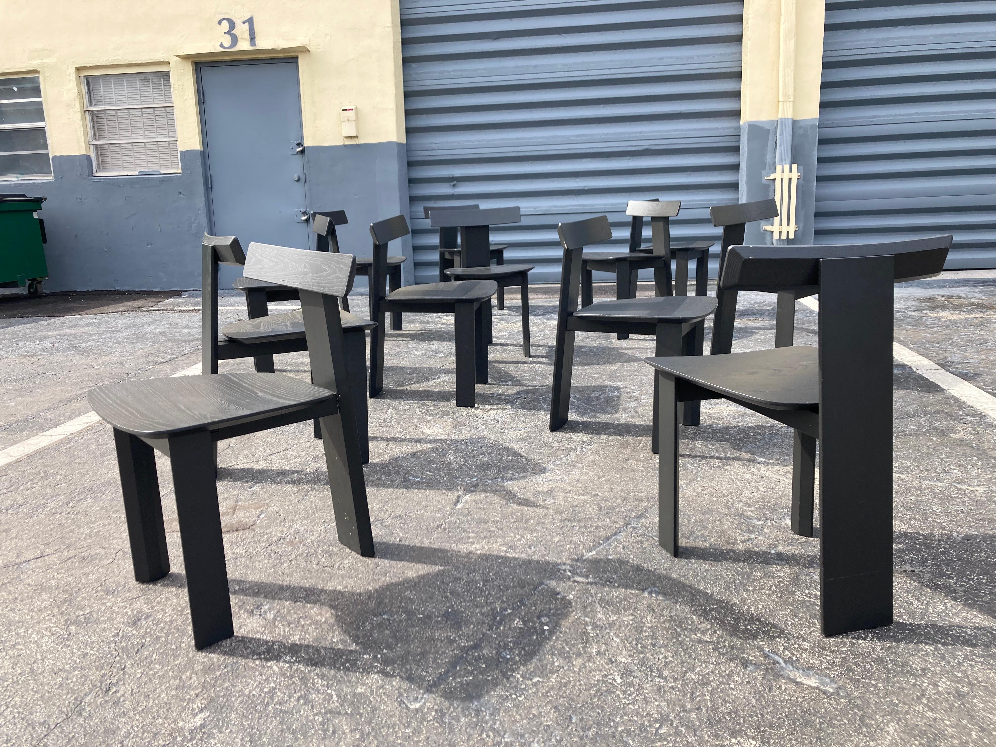 Sechser-Set Contemporary Dining Chairs MARK von Sebastian Herkner für Linteloo. 
Massives Eschenholz mit grauer Lackierung. Hergestellt in Italien. Insgesamt haben wir zwölf Stühle zur Verfügung.