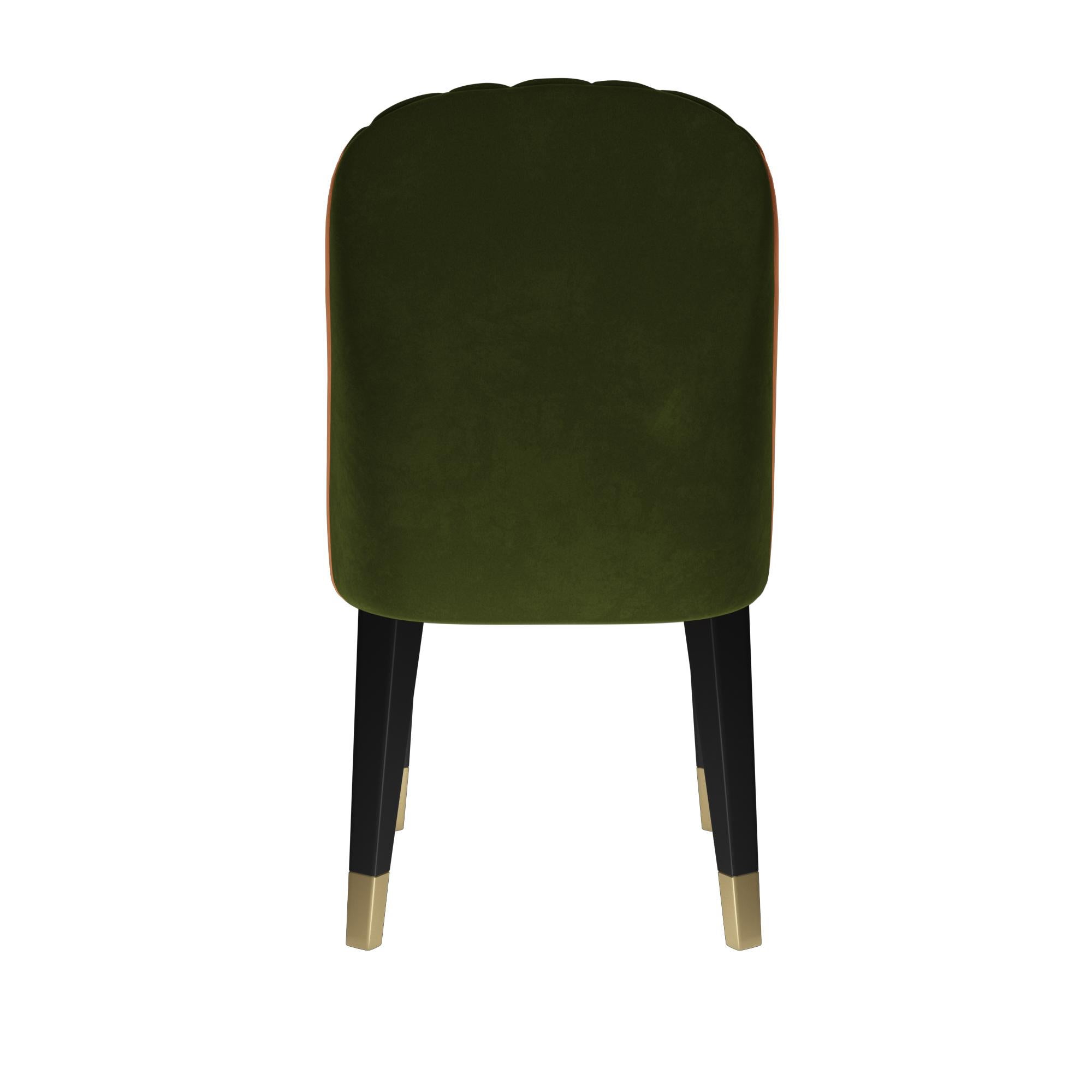 Grüner Samt gepolstert 8 Esszimmerstühle mit goldfarbenem Meta-Detail (Moderne) im Angebot