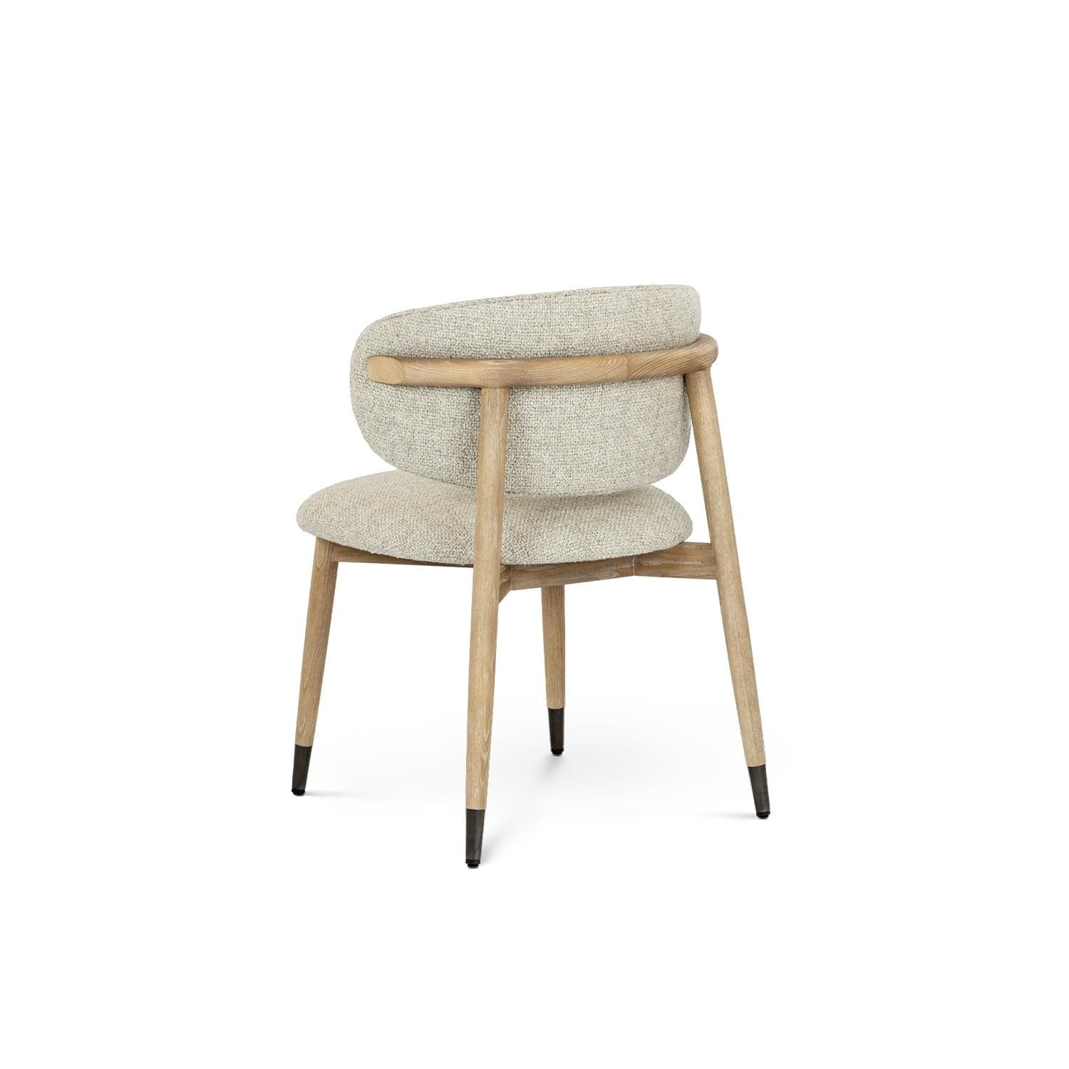 Mid-Century moderno Sedie da pranzo contemporanee con struttura in Wood Wood e coppa in ottone sulle gambe in vendita
