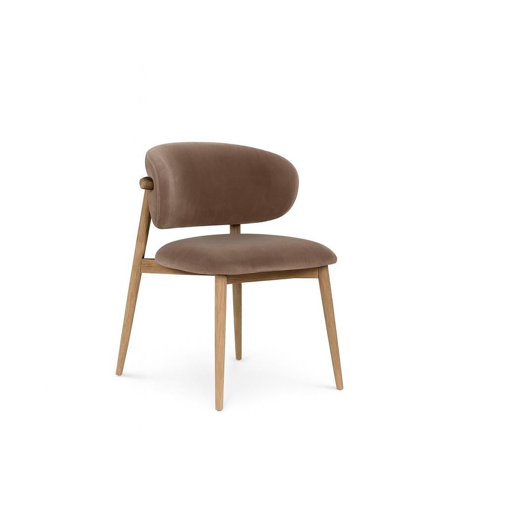 Portoghese Sedie da pranzo contemporanee con struttura in Wood Wood e coppa in ottone sulle gambe in vendita