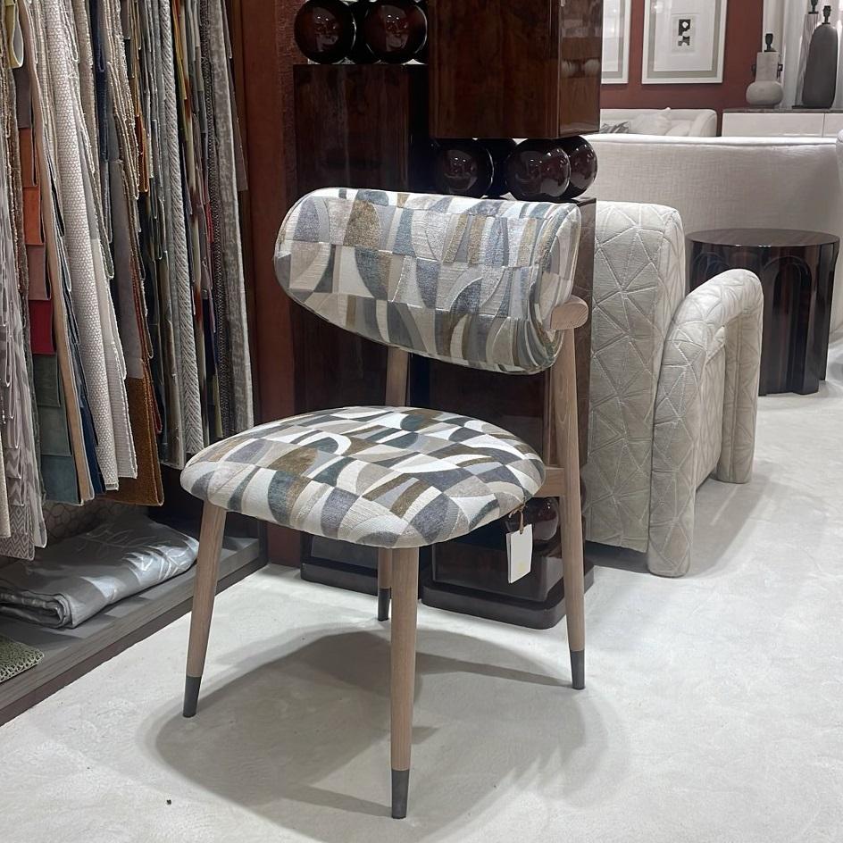 Fatto a mano Sedie da pranzo contemporanee con struttura in Wood Wood e coppa in ottone sulle gambe in vendita