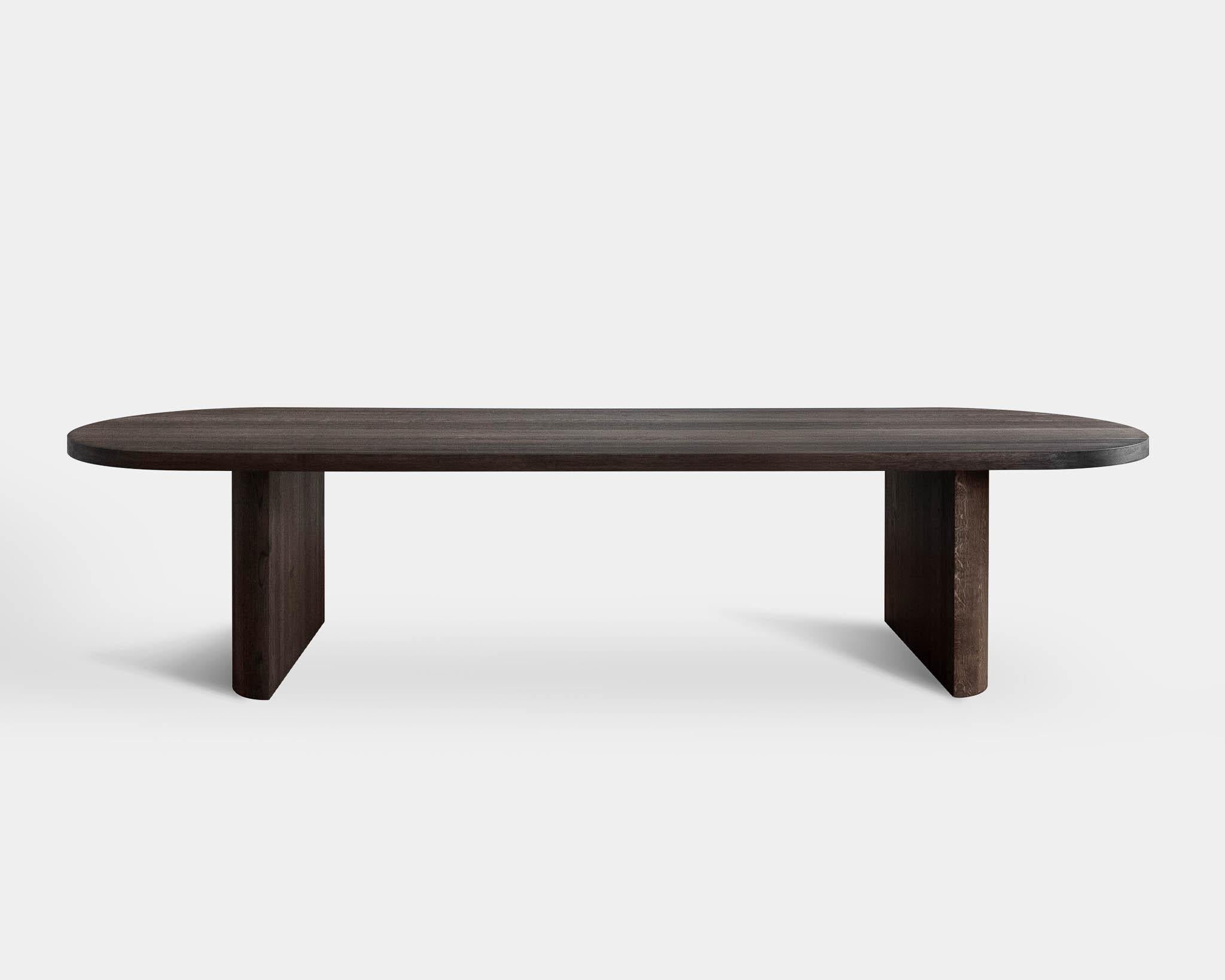 Tavolo da sala da pranzo 'Evoke' progettato da I.L.A. Hildebrand per Friends & Founders

Modello mostrato nell'immagine principale:
- Forma: Arrotondata
- Dimensioni: H. 75 x 300 x 100 cm
- Finitura del legno: Smoked Oak

Taglie disponibili:
300 x