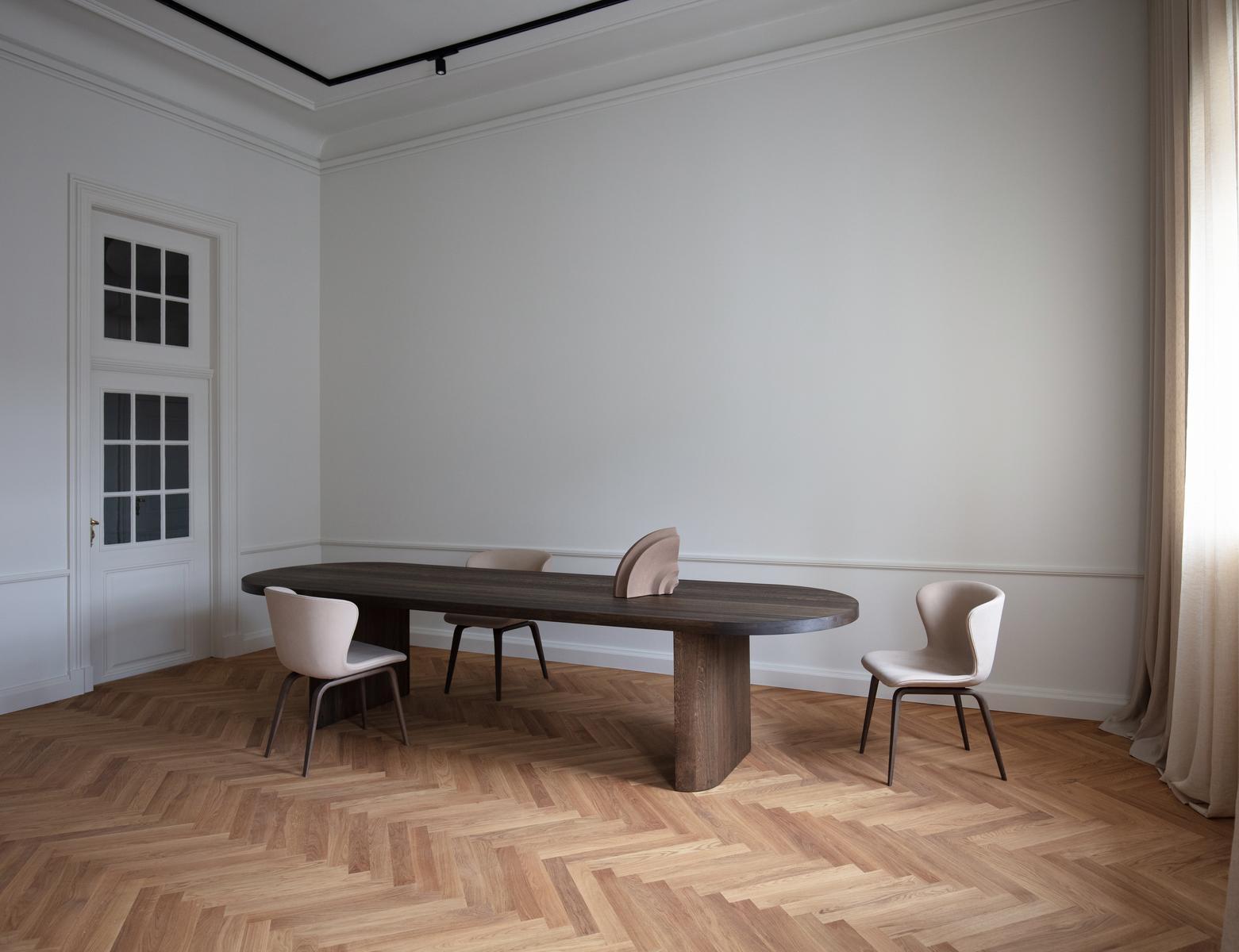 XXI secolo e contemporaneo Tavolo da sala da pranzo contemporaneo 'Evoke', 340, Oak fumé, arrotondato in vendita