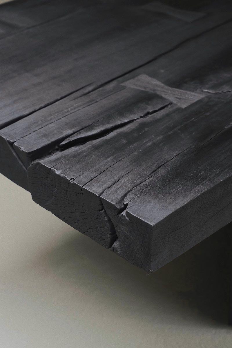Contemporary Esstisch 'Acros' aus gebranntem Holz von CarmWorks, anpassbar im Zustand „Neu“ im Angebot in Paris, FR