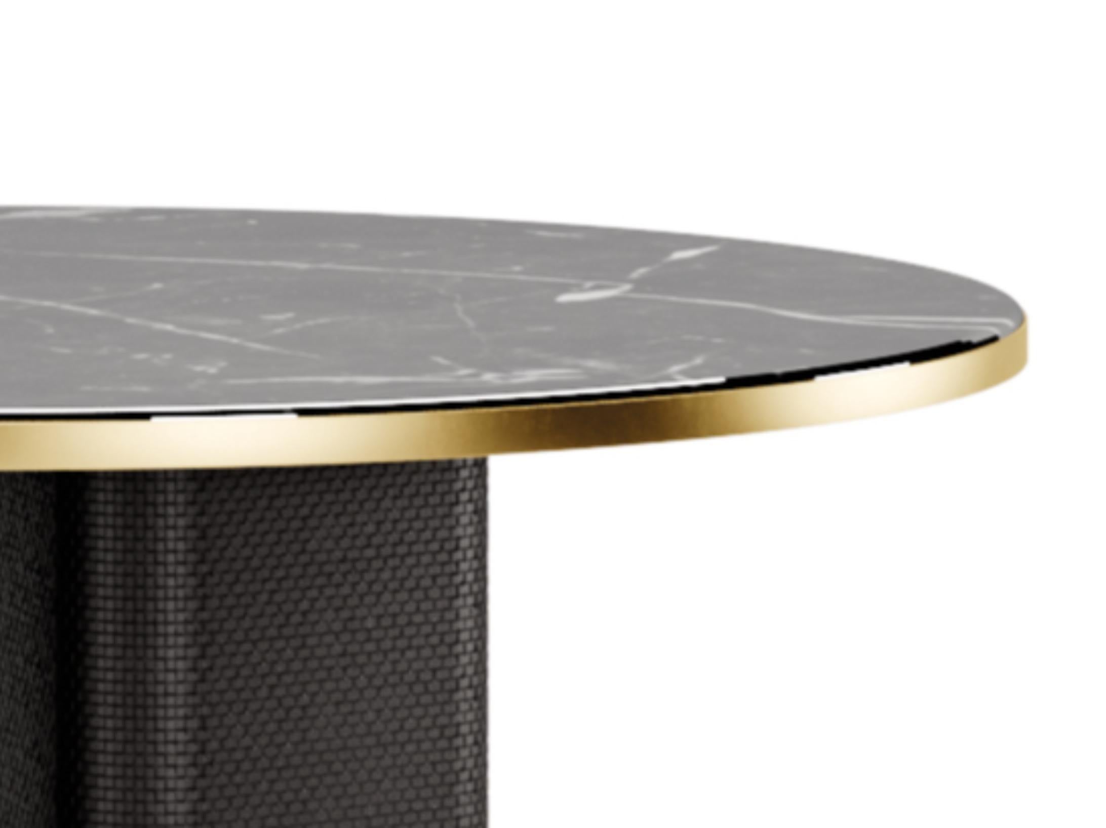 Moderne Table de salle à manger contemporaine à pieds croisés en cuir avec garniture en métal et plateau en marbre en vente