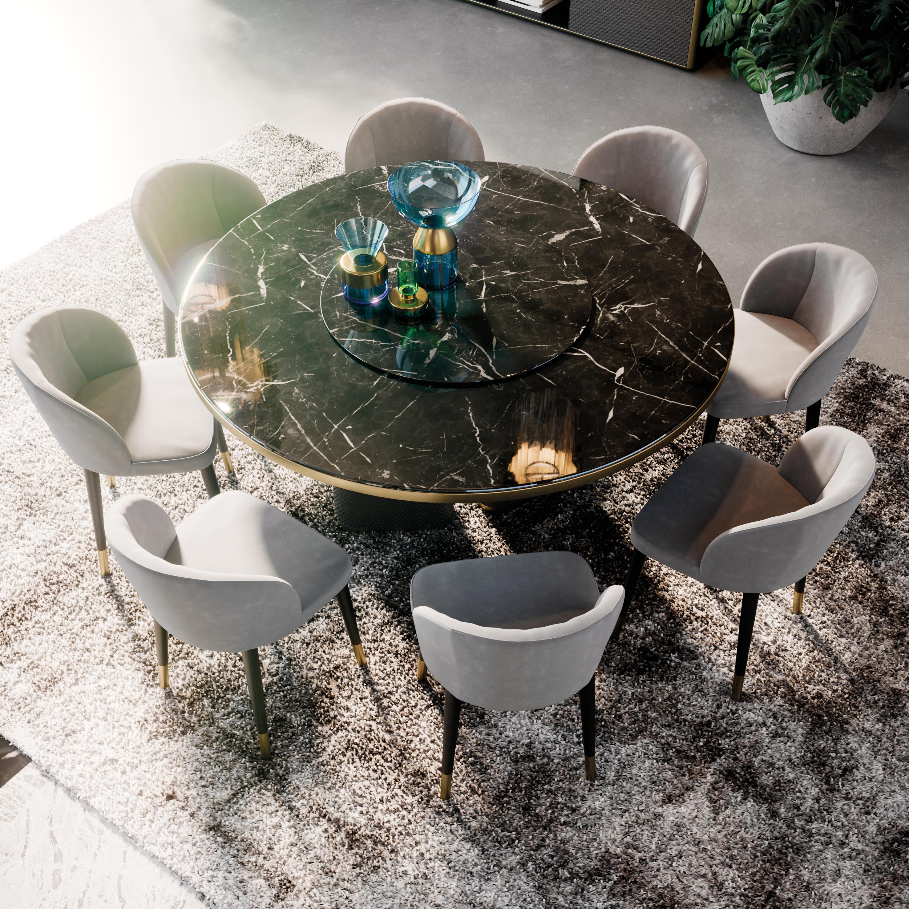 italien Table de salle à manger contemporaine à pieds croisés en cuir avec garniture en métal et plateau en marbre en vente