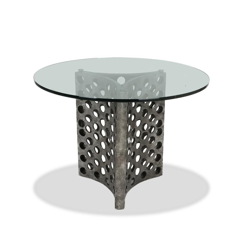 Dieser Tisch verdankt seinen Namen der Propellerform seines Sockels, die durch die skulpturale Wabenstruktur des Aluminiumgusses aufgelockert wird.
Dieser Esstisch verfügt über einen Fuß aus gebranntem Aluminiumguss mit Glasoberfläche.
Andere