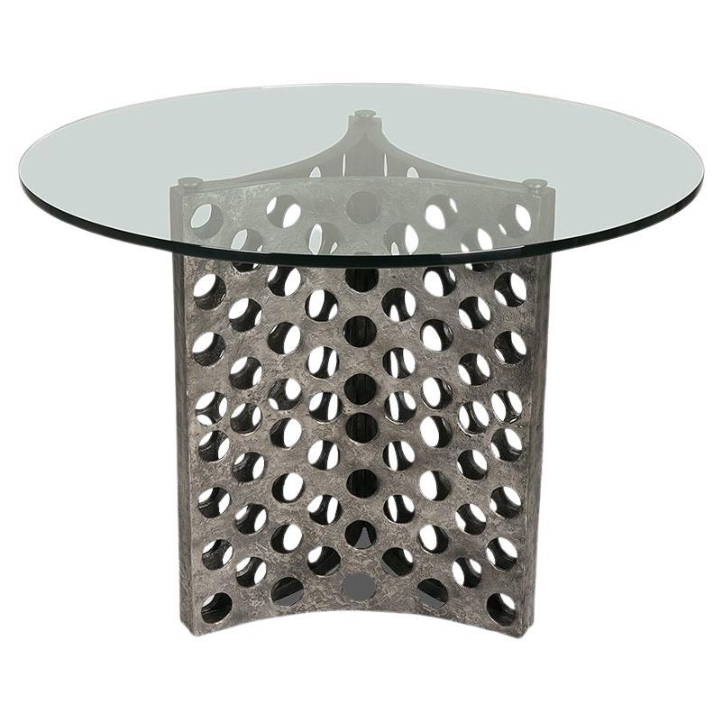 Table de salle à manger contemporaine avec base en aluminium moulé et surface en verre