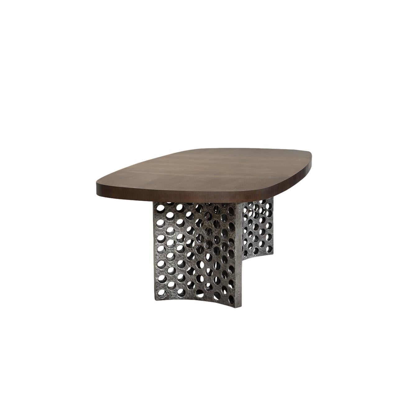 This table draws its name from the propeller shape of its base which is softened by the sculptural honeycomb texture of its cast aluminum base.
This dining table features a burnt cast aluminum base with glass surface.
Other finishes and dimensions