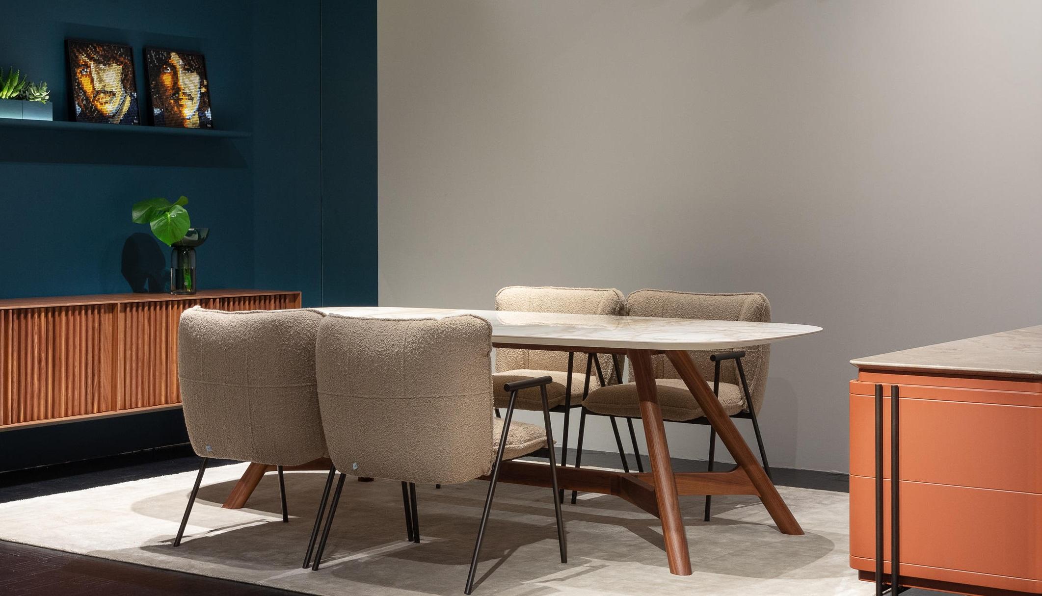 Legno Tavolo da pranzo contemporaneo con piano rettangolare in marmo e angoli curvi in vendita