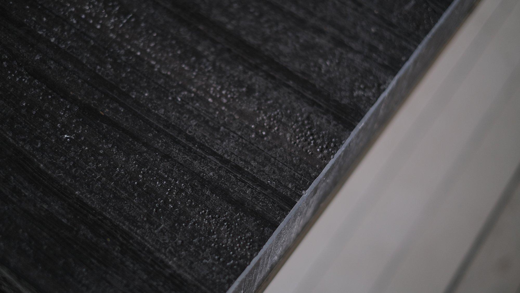 Modernes Schwarz  Esstisch aus japanischem Marmor und Stahl von Arno Declercq (Holz) im Angebot