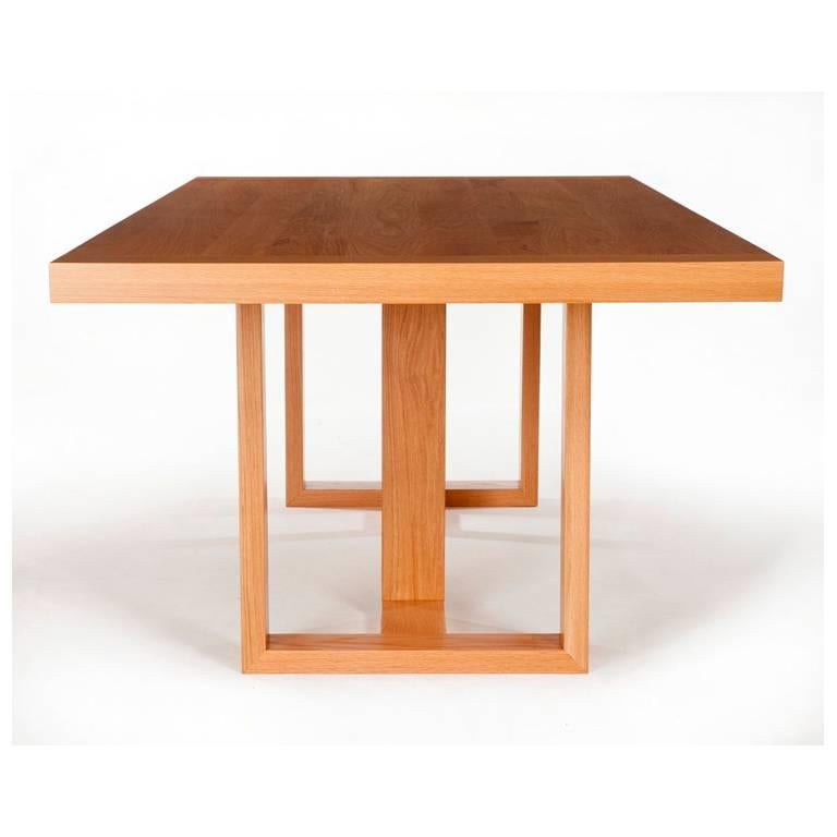 Moderne Table de salle à manger en chêne massif avec finition en laque brunie à la main en vente