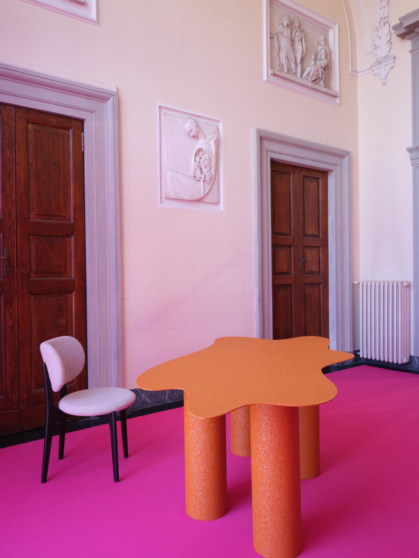 Mesa de comedor contemporánea de metal con revestimiento de polvo texturizado en venta 1