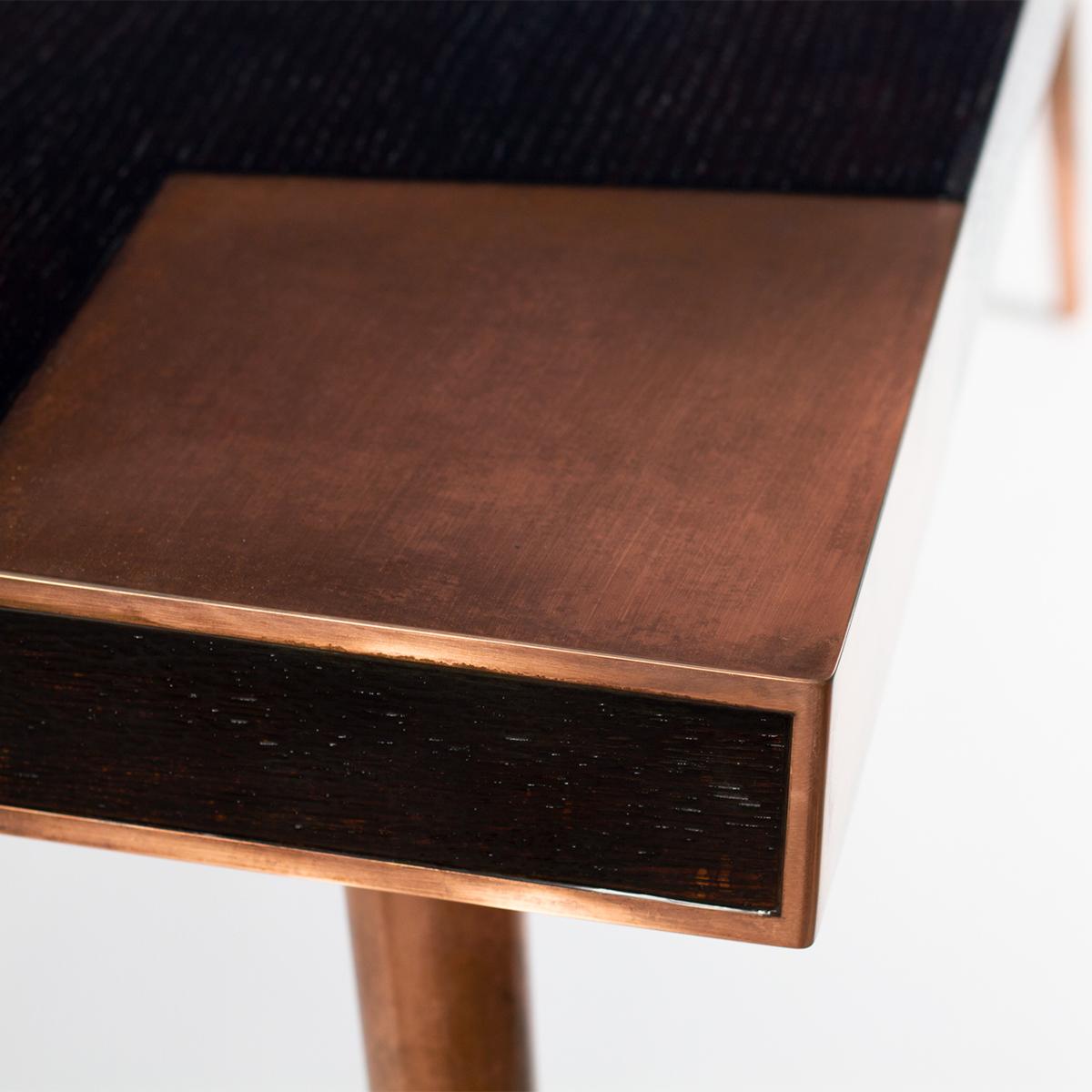 Laiton Table de salle à manger contemporaine Indigo en acier cuivré, laiton patiné, placage en bois en vente
