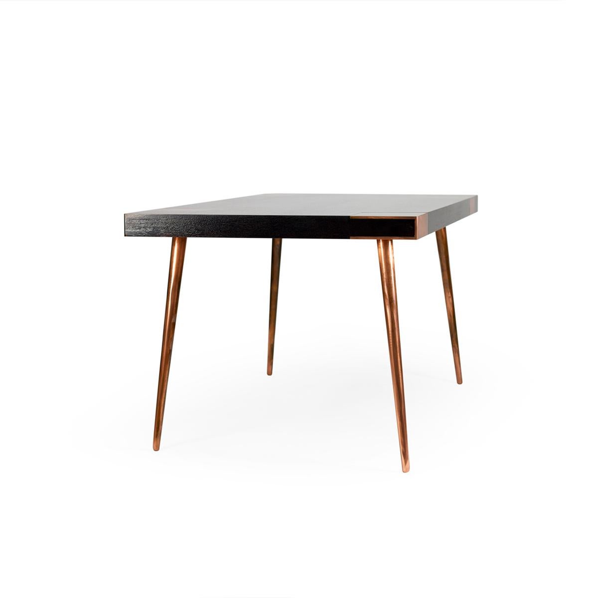 Patiné Table de salle à manger contemporaine Indigo en acier cuivré, laiton patiné, placage en bois en vente