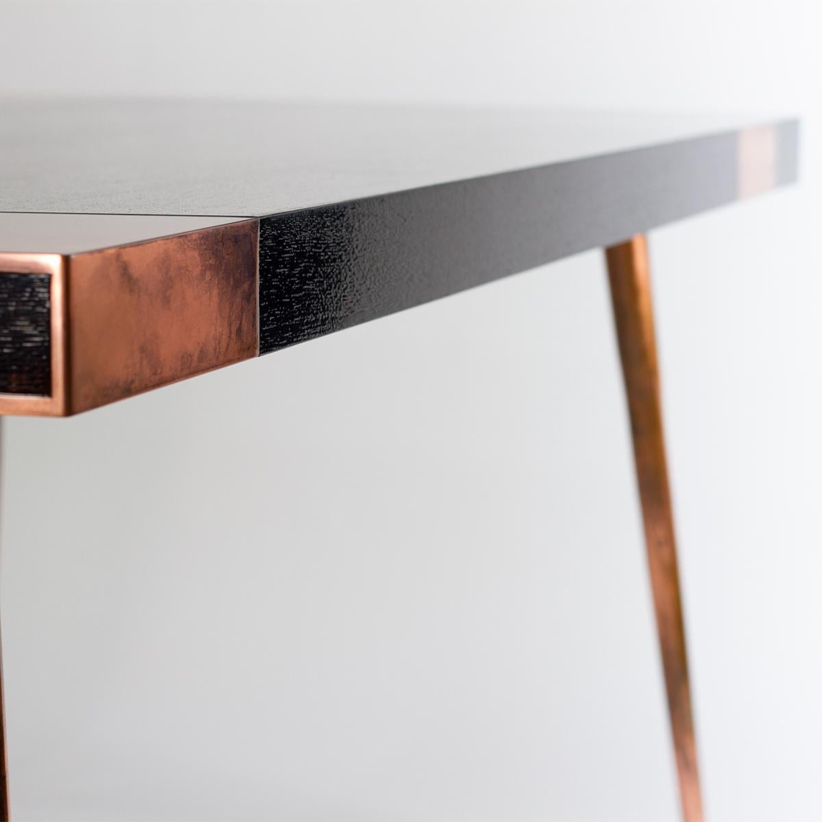 XXIe siècle et contemporain Table de salle à manger contemporaine Indigo en acier cuivré, laiton patiné, placage en bois en vente