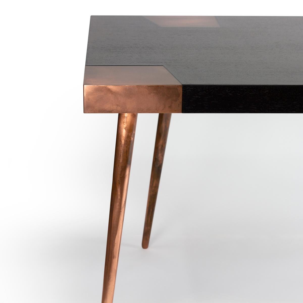 Table de salle à manger contemporaine Indigo en acier cuivré, laiton patiné, placage en bois Neuf - En vente à Paris, FR