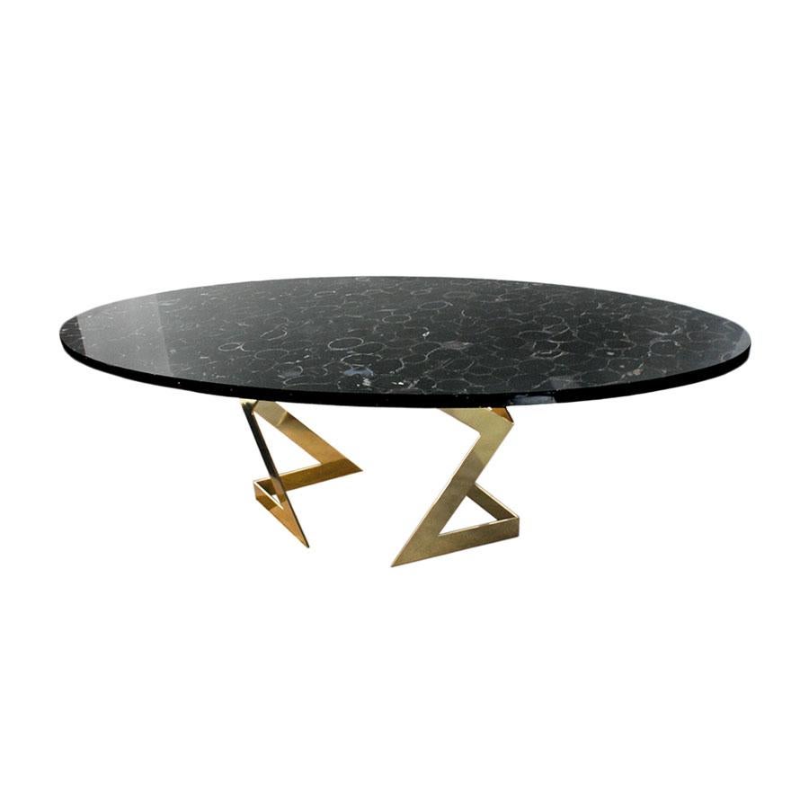 Table de salle à manger italienne contemporaine conçue et produite par I.L.A. Studio. La partie supérieure, de forme ovale, est faite d'agates noires. Les pieds sculpturaux sont en acier avec une finition en laiton. Fabriquées en Italie.

Notre