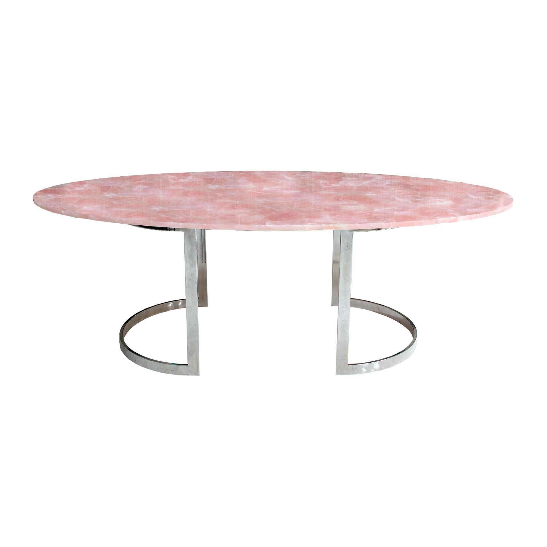 Table de salle à manger conçue par I.A. Studio composée de deux bases incurvées sculpturales en acier et d'une marqueterie ovale en quartz rose. Cette table peut accueillir jusqu'à huit personnes.

Notre principal objectif est la satisfaction du