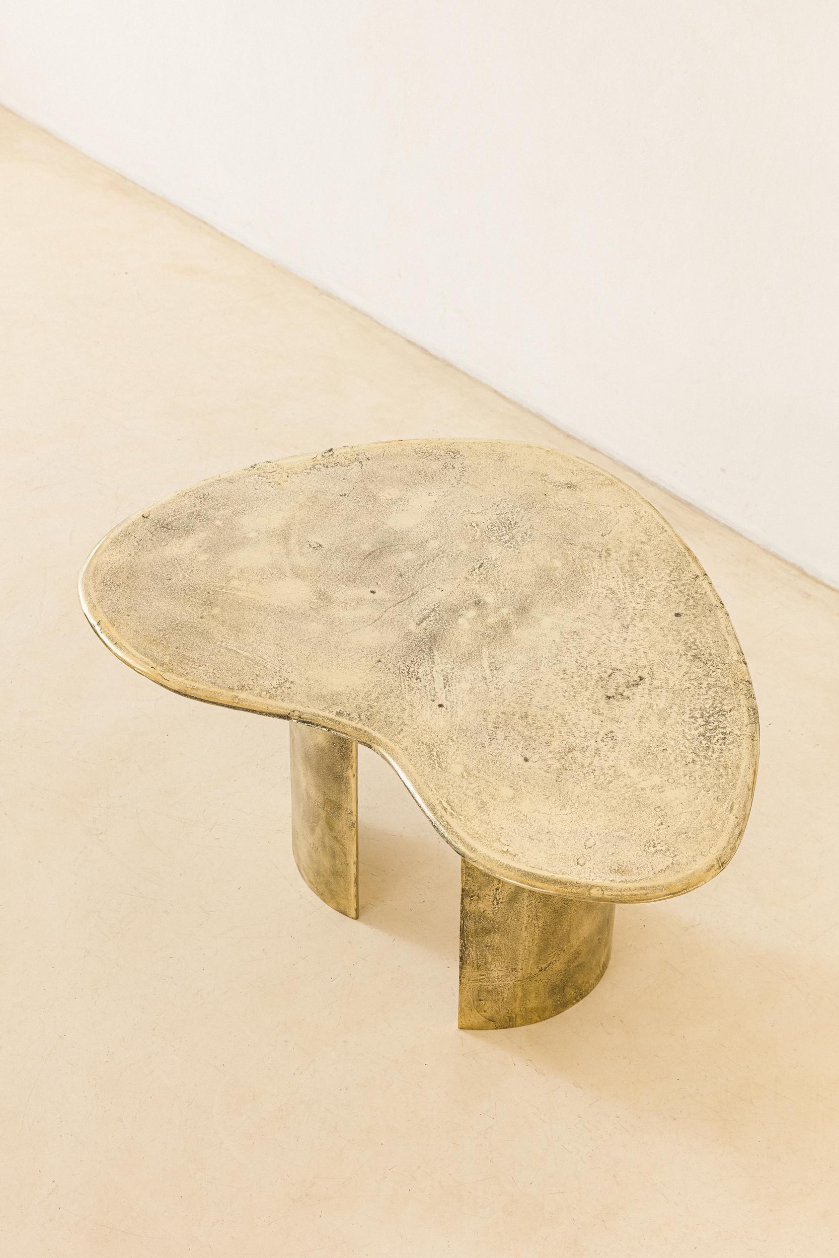 The most recent addition to the Morfa collection, Morfa n.10 functions as both a dining table and an entry table, embodying versatility within its sculptural form. Cast entirely in solid bronze, the piece marks a departure from the lighter glass