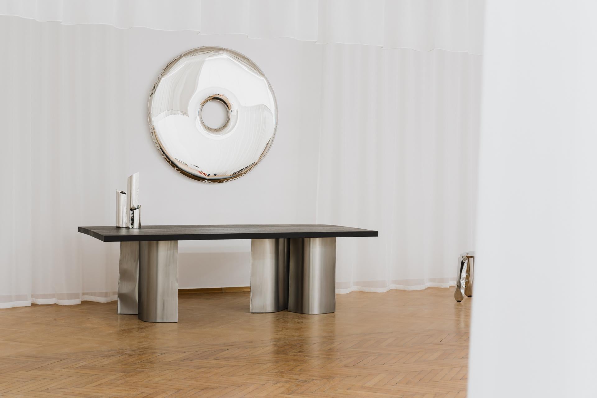 Organique Table de salle à manger contemporaine 'Parova' par Zieta, acier inoxydable et Oak Oak foncé en vente