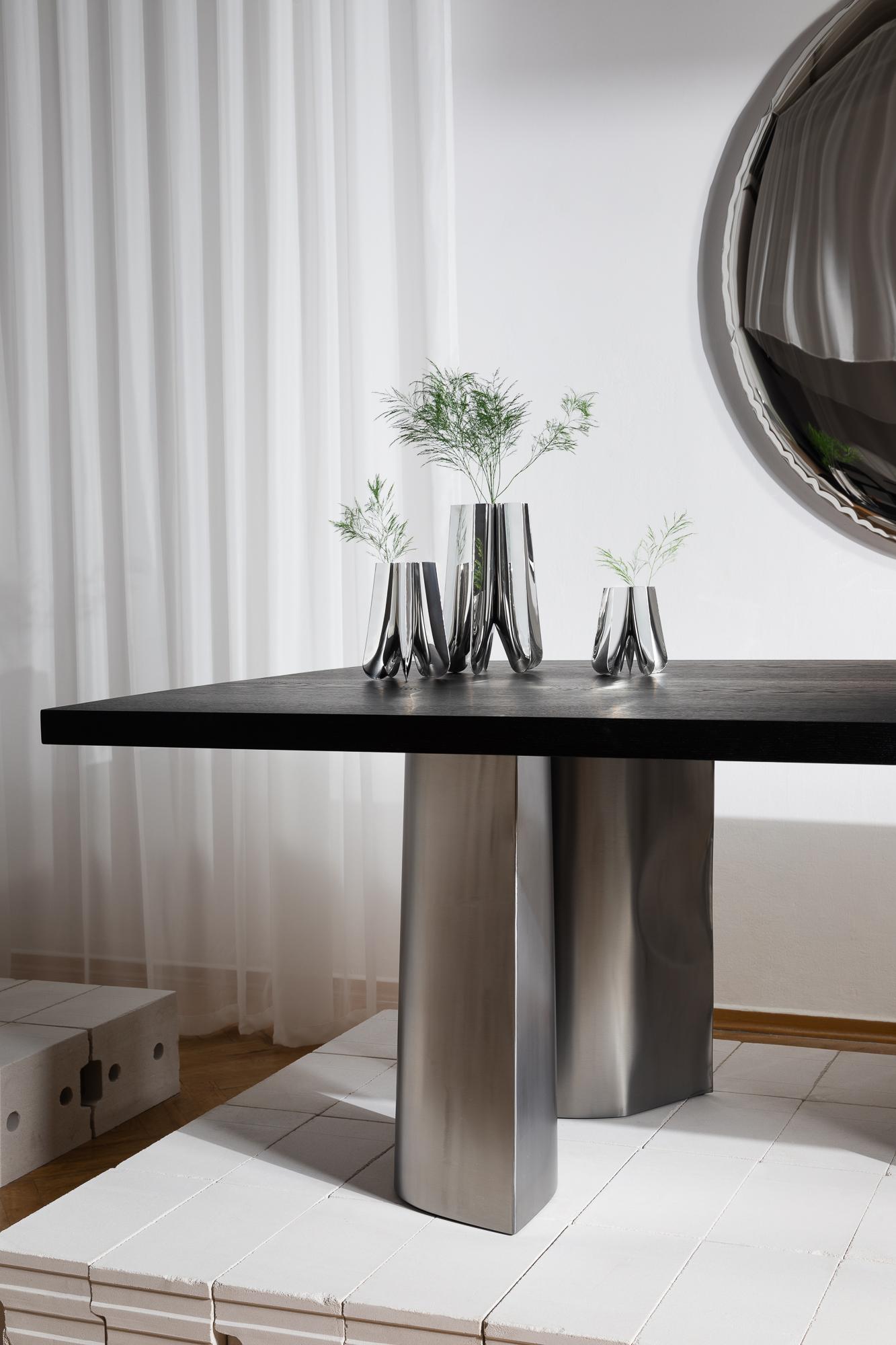 Table de salle à manger contemporaine 'Parova' par Zieta, acier inoxydable et Oak Oak foncé en vente 1