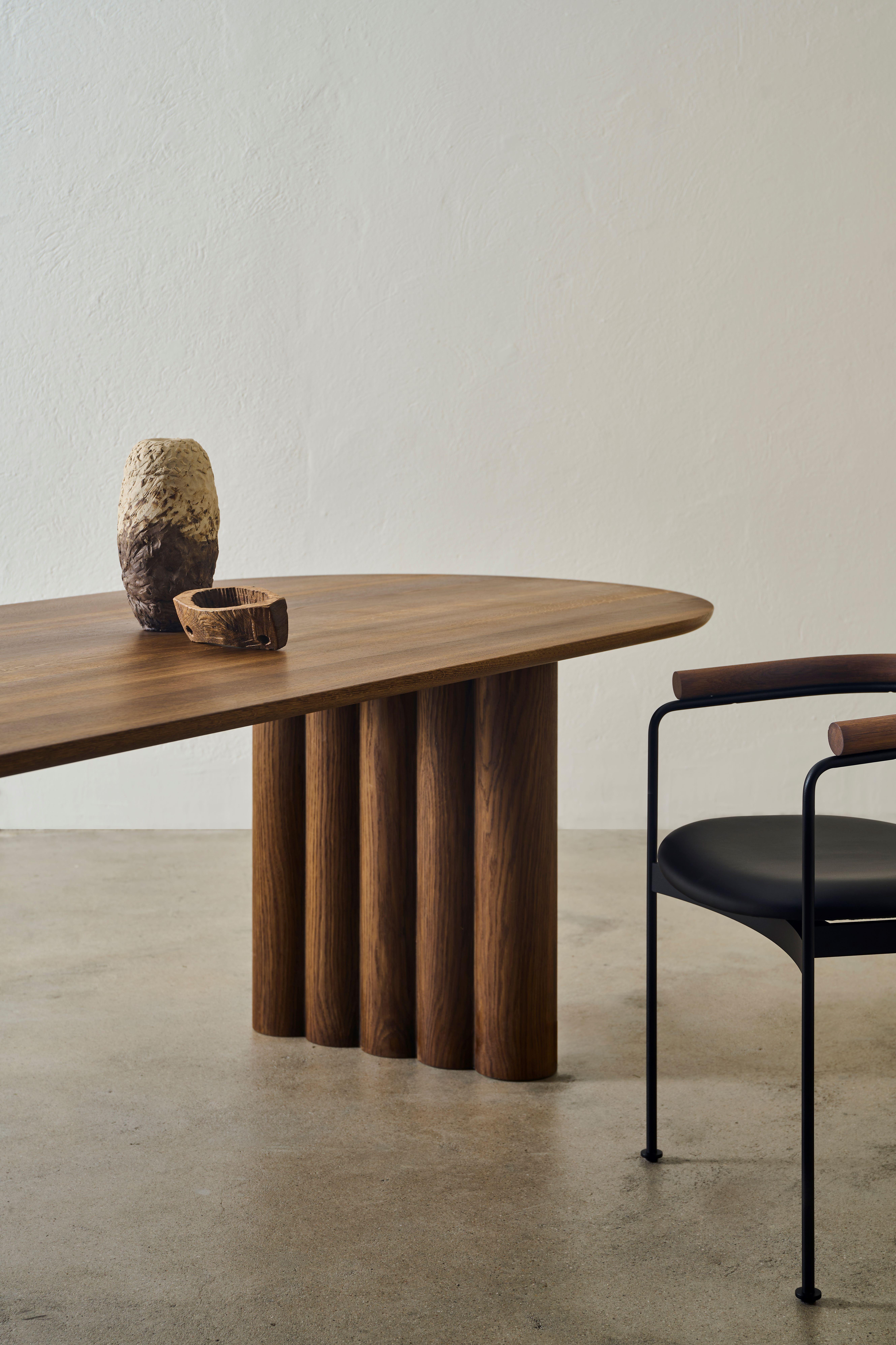 Scandinave moderne Table de salle à manger contemporainePlush par Dk3, chêne fumé ou noyer, 270 en vente