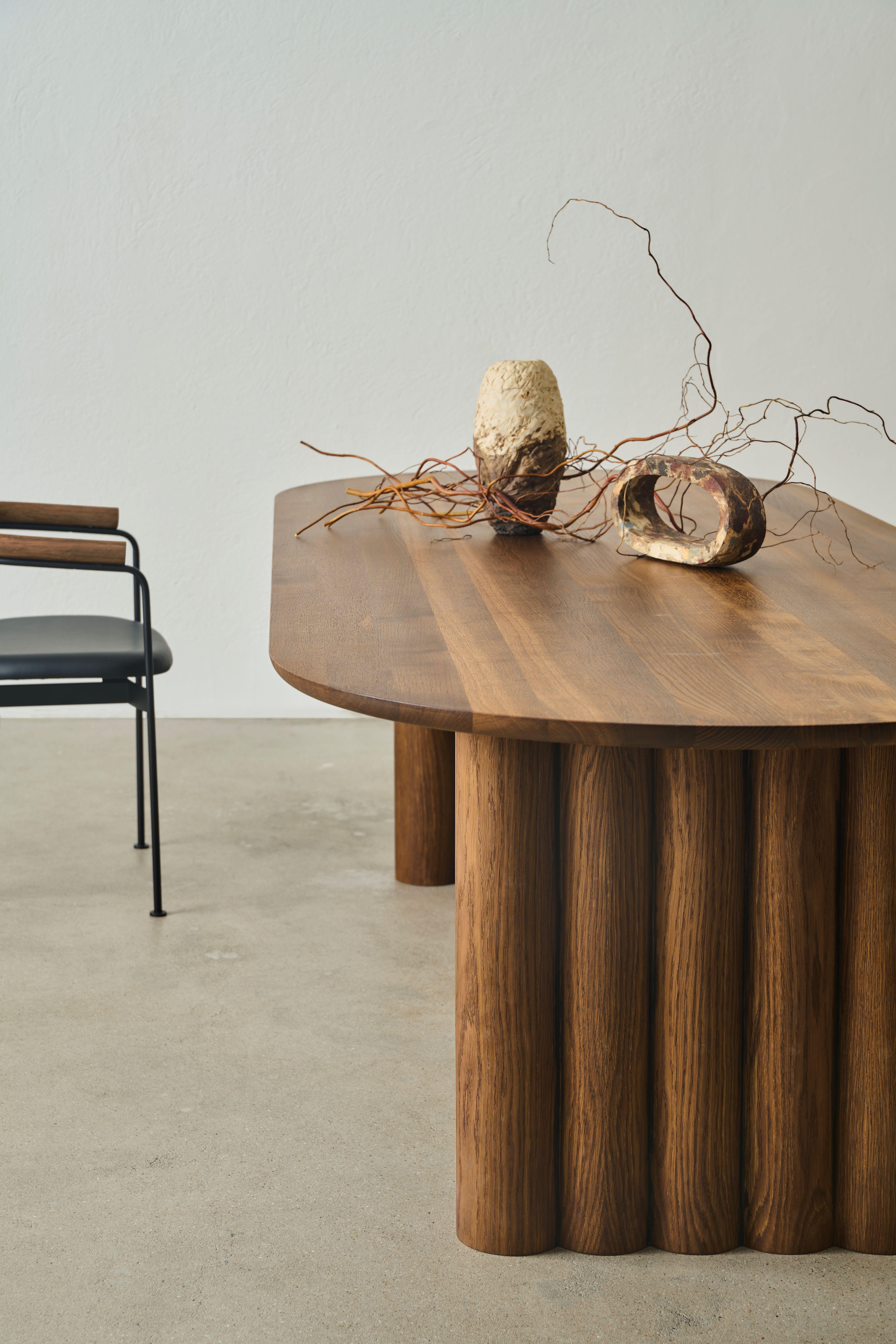 XXIe siècle et contemporain Table de salle à manger contemporainePlush par Dk3, chêne fumé ou noyer, 270 en vente