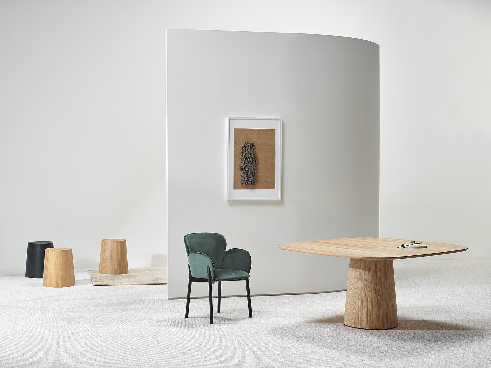 Tchèque Table de salle à manger contemporaine POV 462, chêne massif ou noyer, ronde ou carrée, 150 en vente