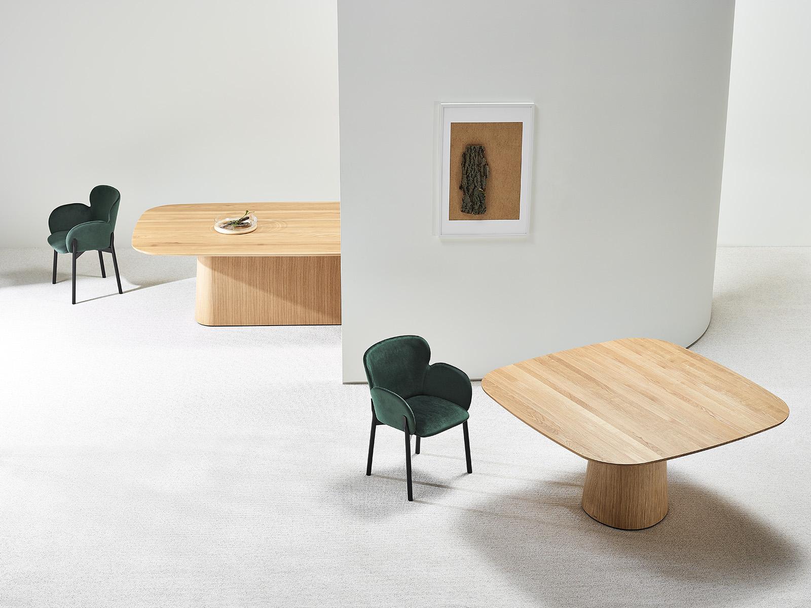 Scandinave moderne Table de salle à manger contemporaine POV 462, chêne massif ou noyer, ronde ou carrée, 120 en vente